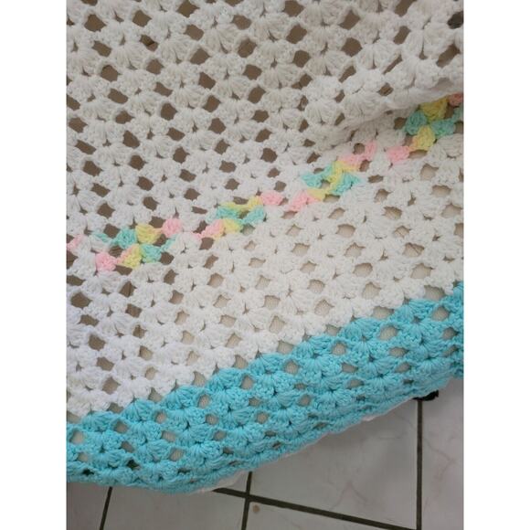 Beautiful Hand Crochet baby blanket  scalloped edges vintage - Picture 3 of 4